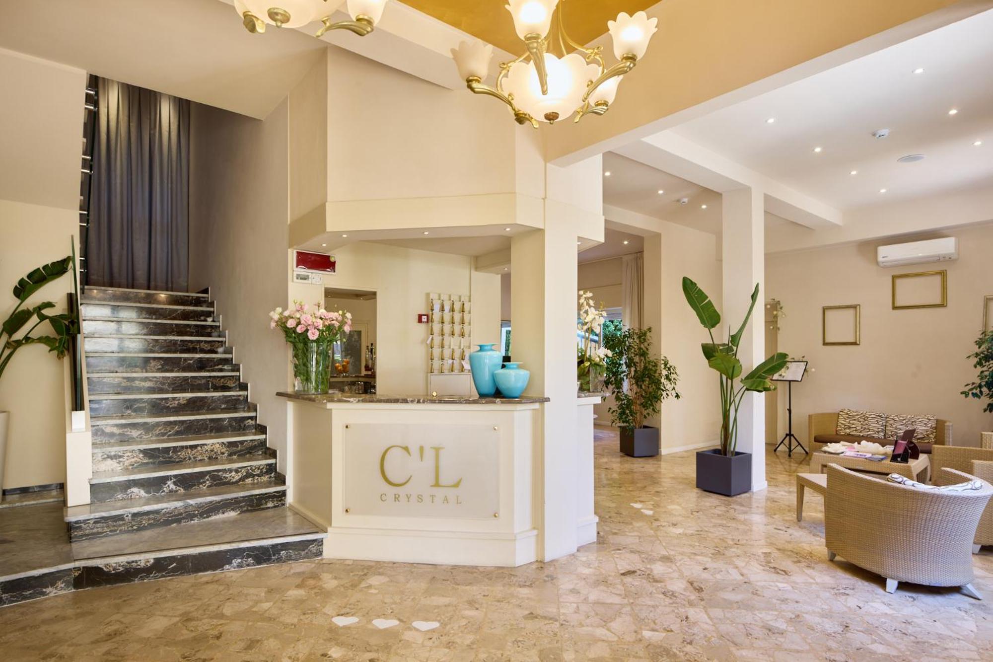 Hotel Crystal مارينا دي بييتراسانْت المظهر الخارجي الصورة