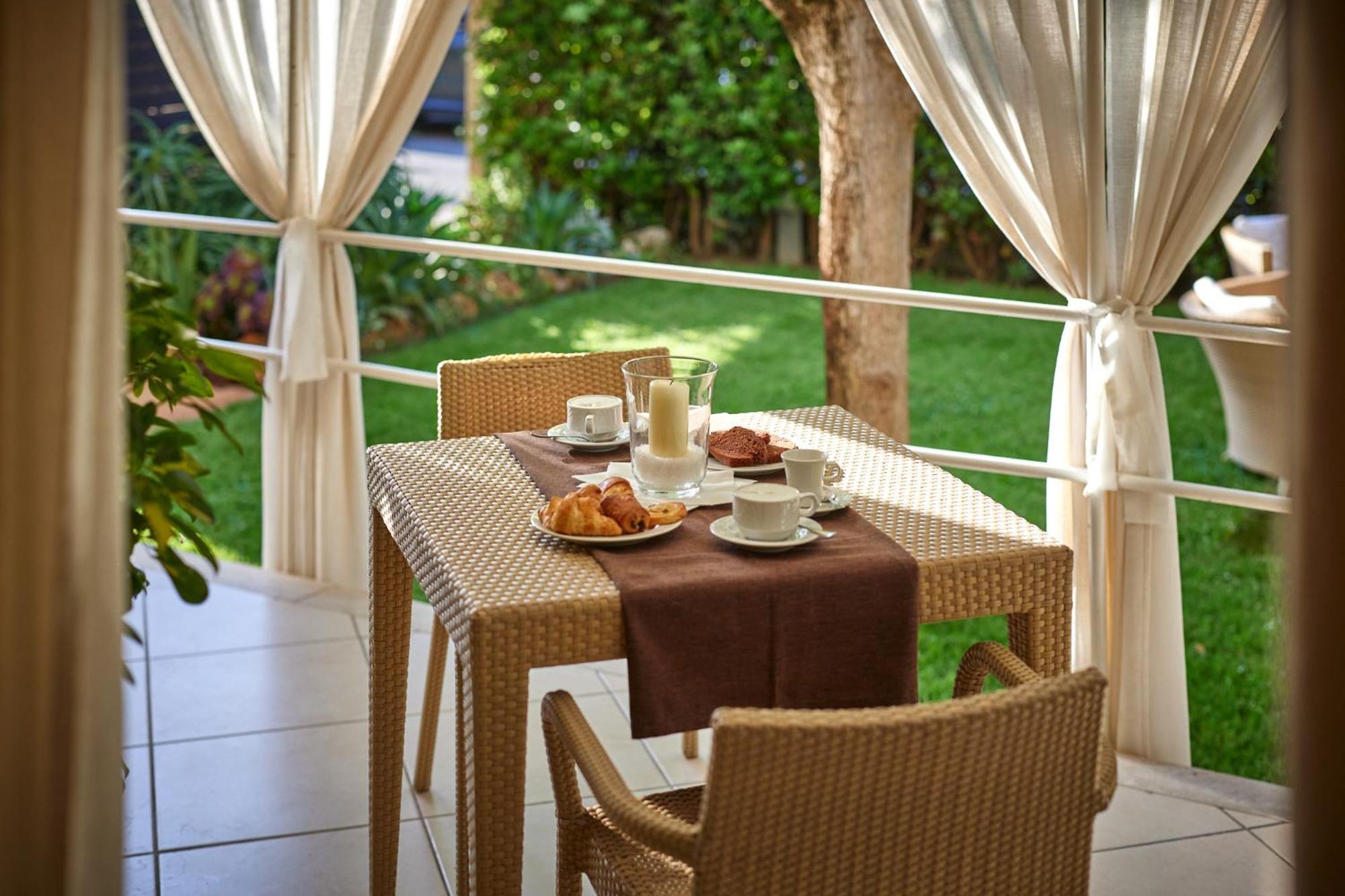 Hotel Crystal مارينا دي بييتراسانْت المظهر الخارجي الصورة