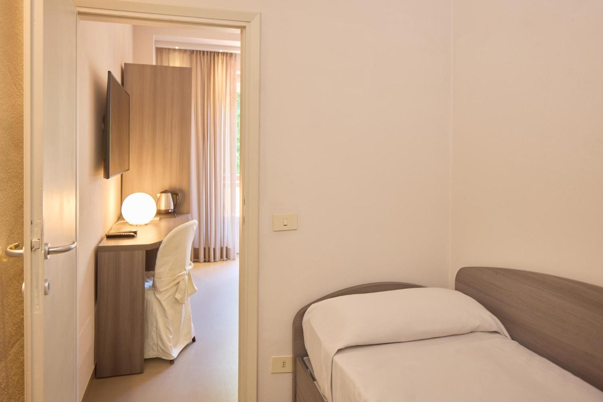 Hotel Crystal مارينا دي بييتراسانْت المظهر الخارجي الصورة
