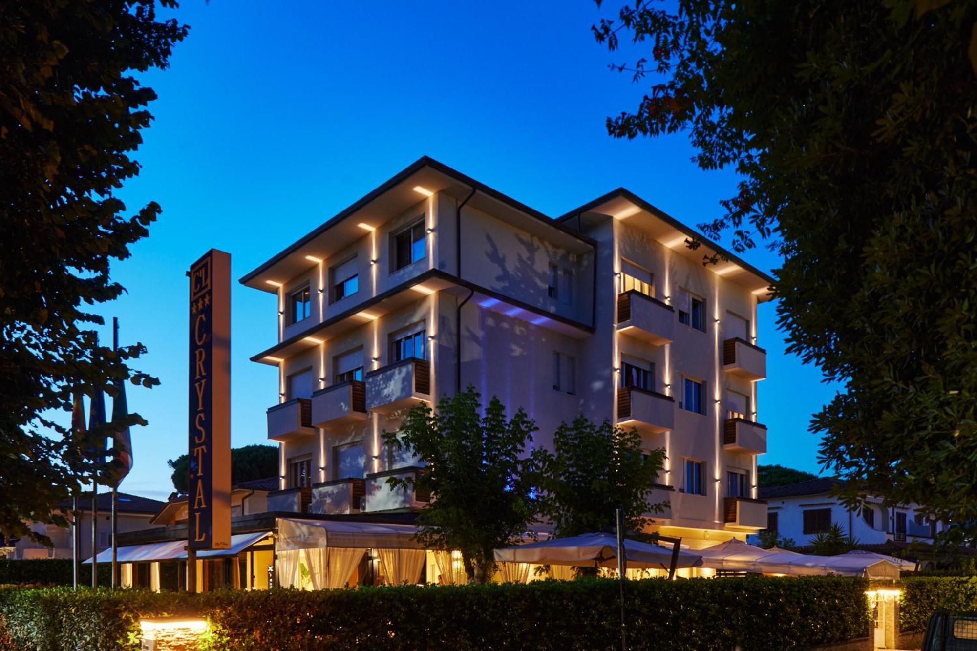 Hotel Crystal مارينا دي بييتراسانْت المظهر الخارجي الصورة