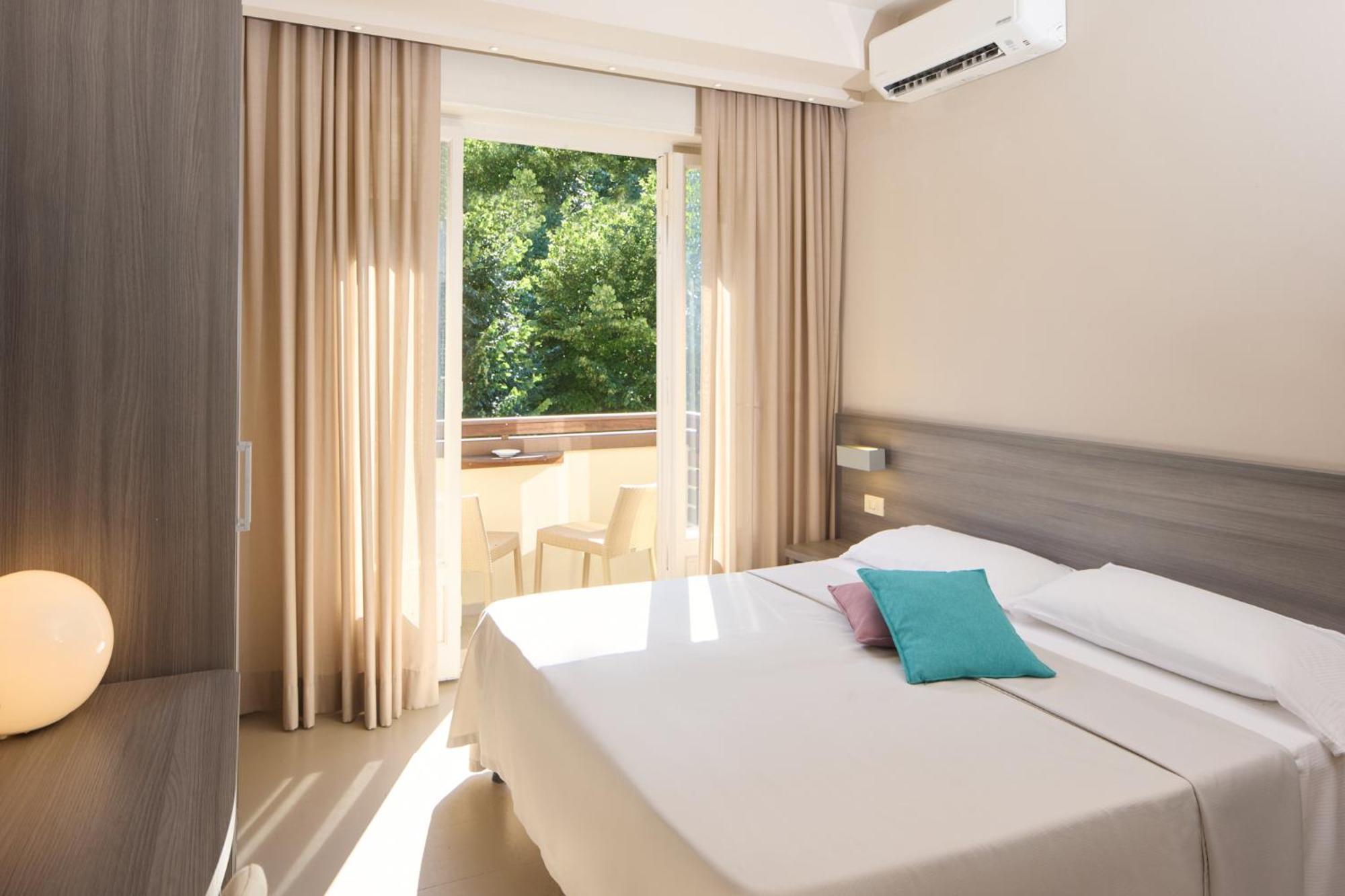Hotel Crystal مارينا دي بييتراسانْت المظهر الخارجي الصورة