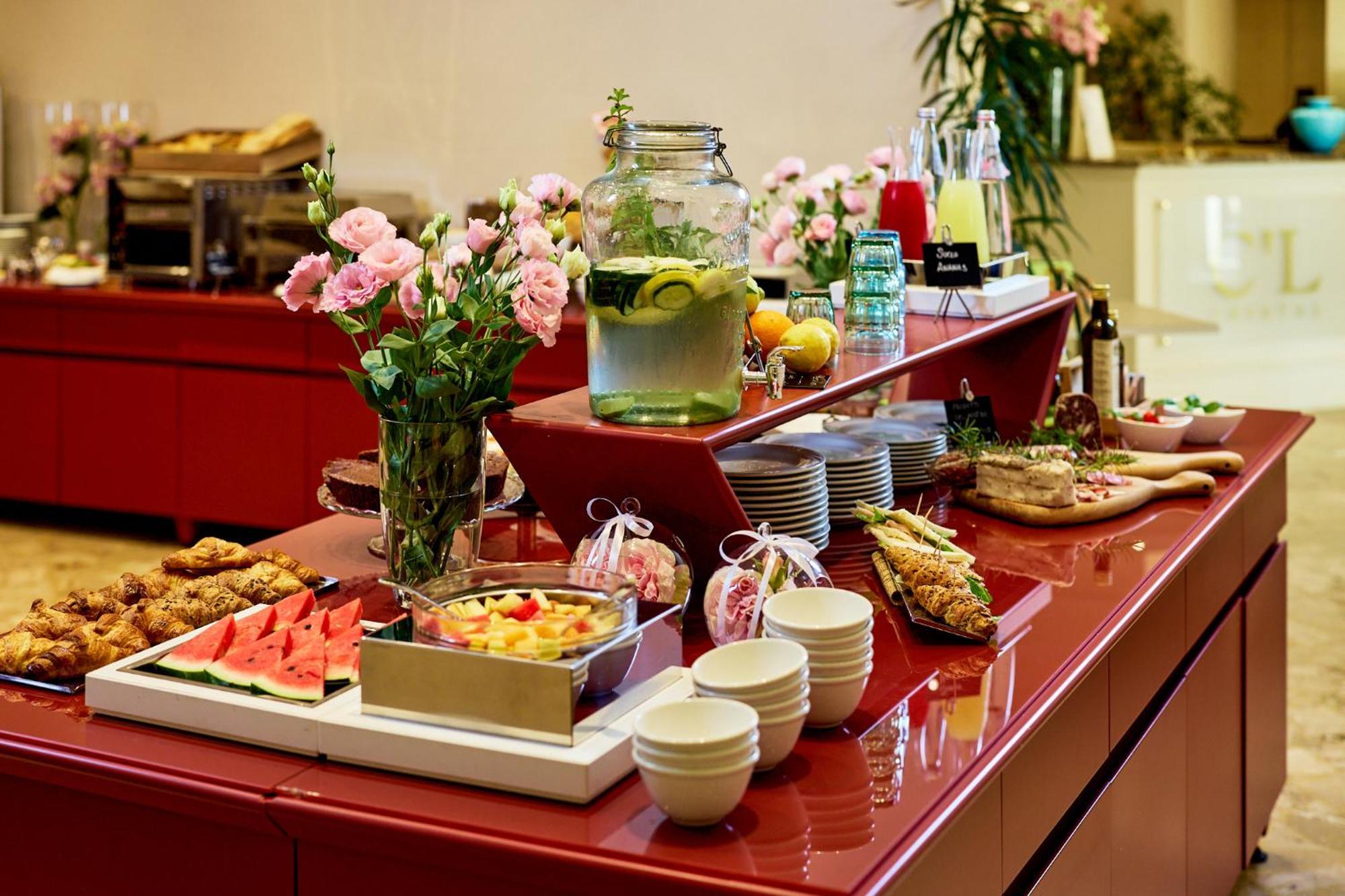 Hotel Crystal مارينا دي بييتراسانْت المظهر الخارجي الصورة
