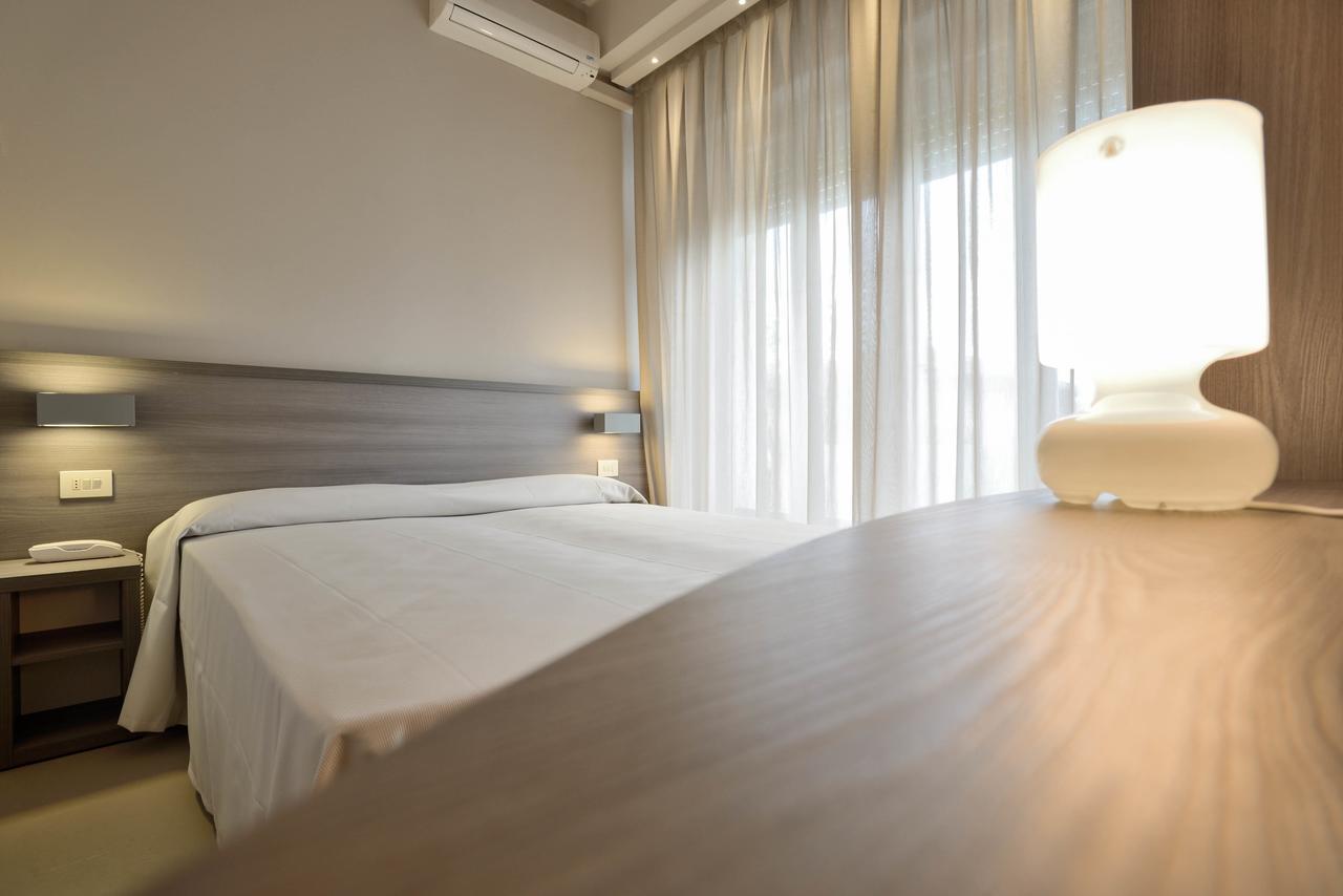 Hotel Crystal مارينا دي بييتراسانْت المظهر الخارجي الصورة