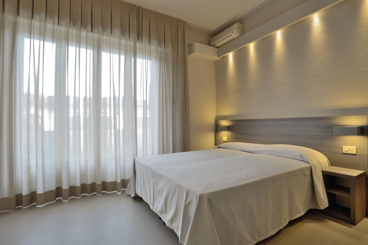 Hotel Crystal مارينا دي بييتراسانْت المظهر الخارجي الصورة