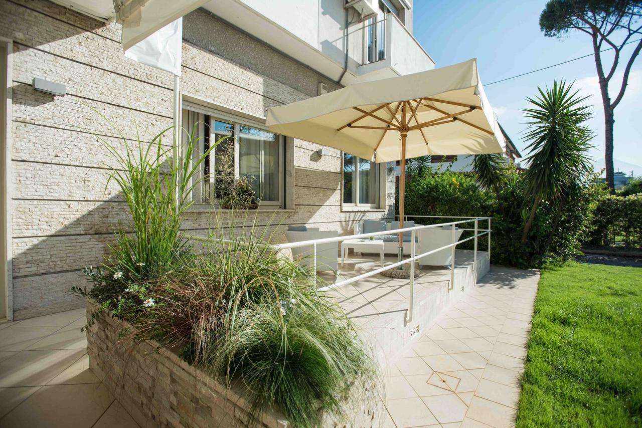 Hotel Crystal مارينا دي بييتراسانْت المظهر الخارجي الصورة