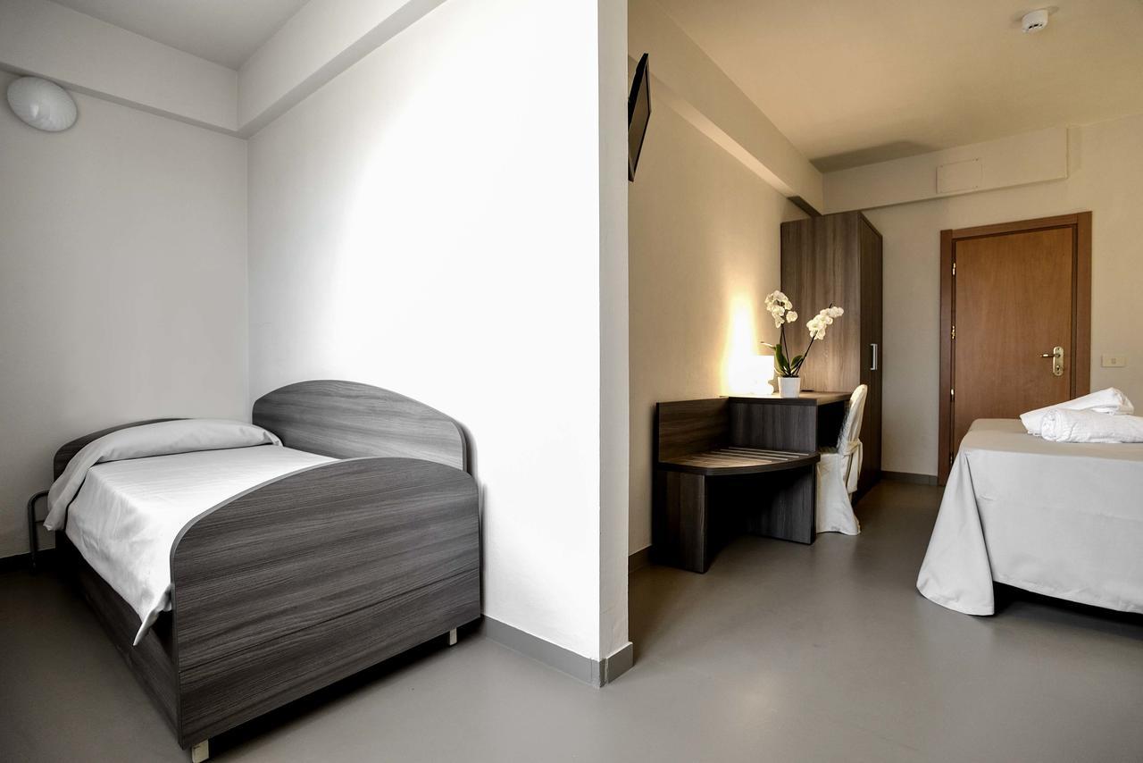 Hotel Crystal مارينا دي بييتراسانْت المظهر الخارجي الصورة