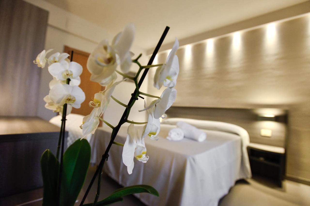 Hotel Crystal مارينا دي بييتراسانْت المظهر الخارجي الصورة