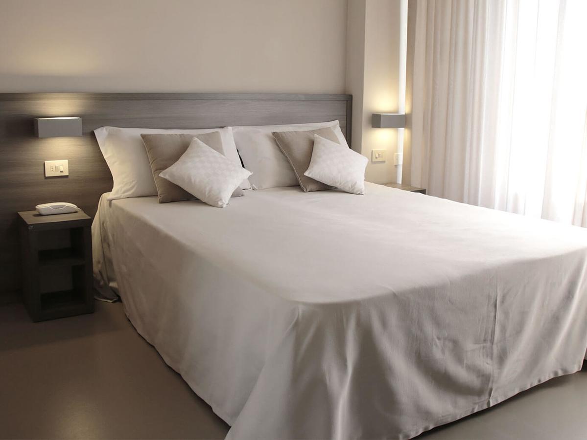 Hotel Crystal مارينا دي بييتراسانْت المظهر الخارجي الصورة
