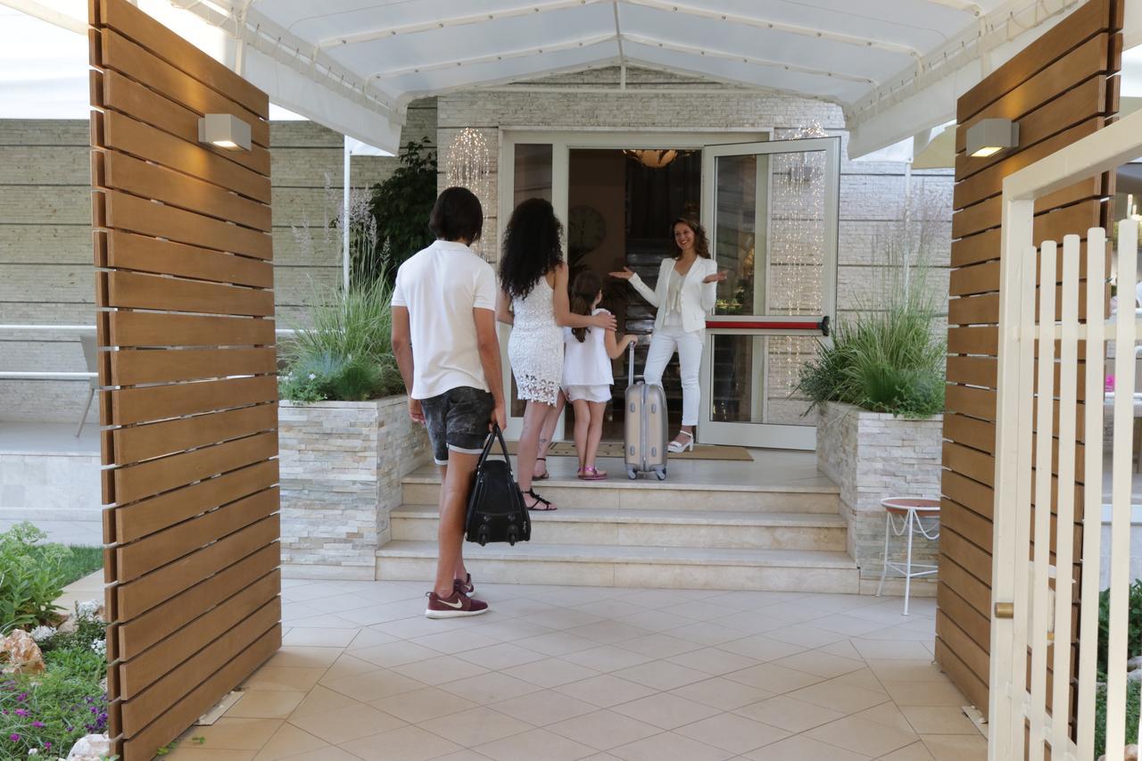 Hotel Crystal مارينا دي بييتراسانْت المظهر الخارجي الصورة