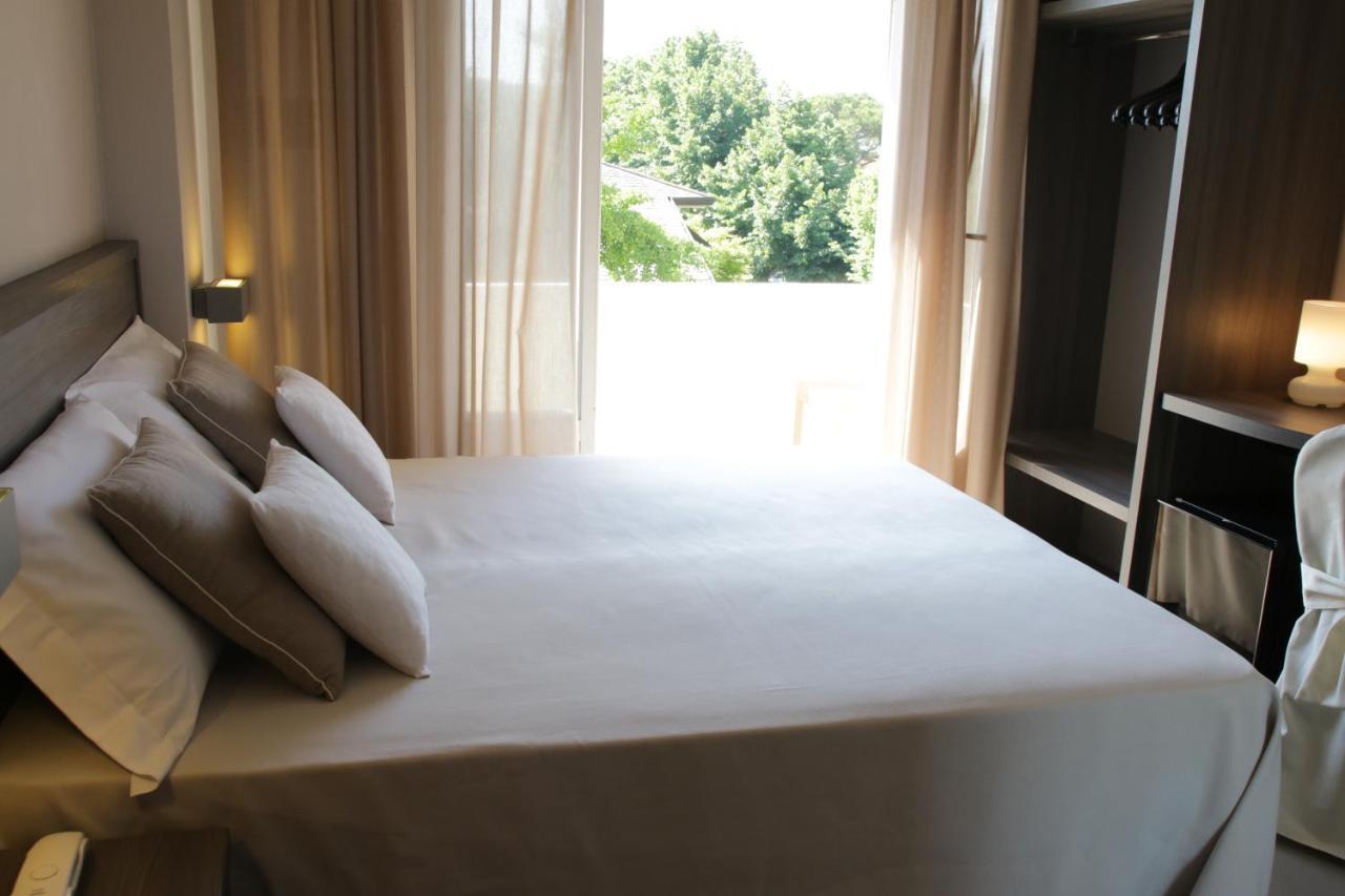 Hotel Crystal مارينا دي بييتراسانْت المظهر الخارجي الصورة