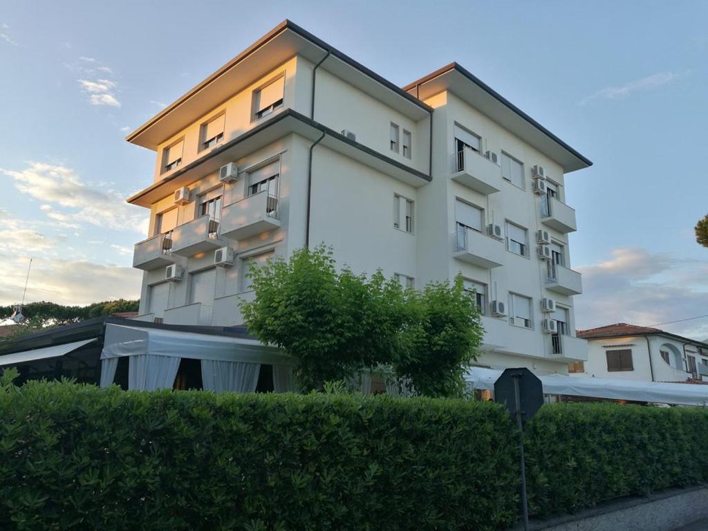 Hotel Crystal مارينا دي بييتراسانْت المظهر الخارجي الصورة