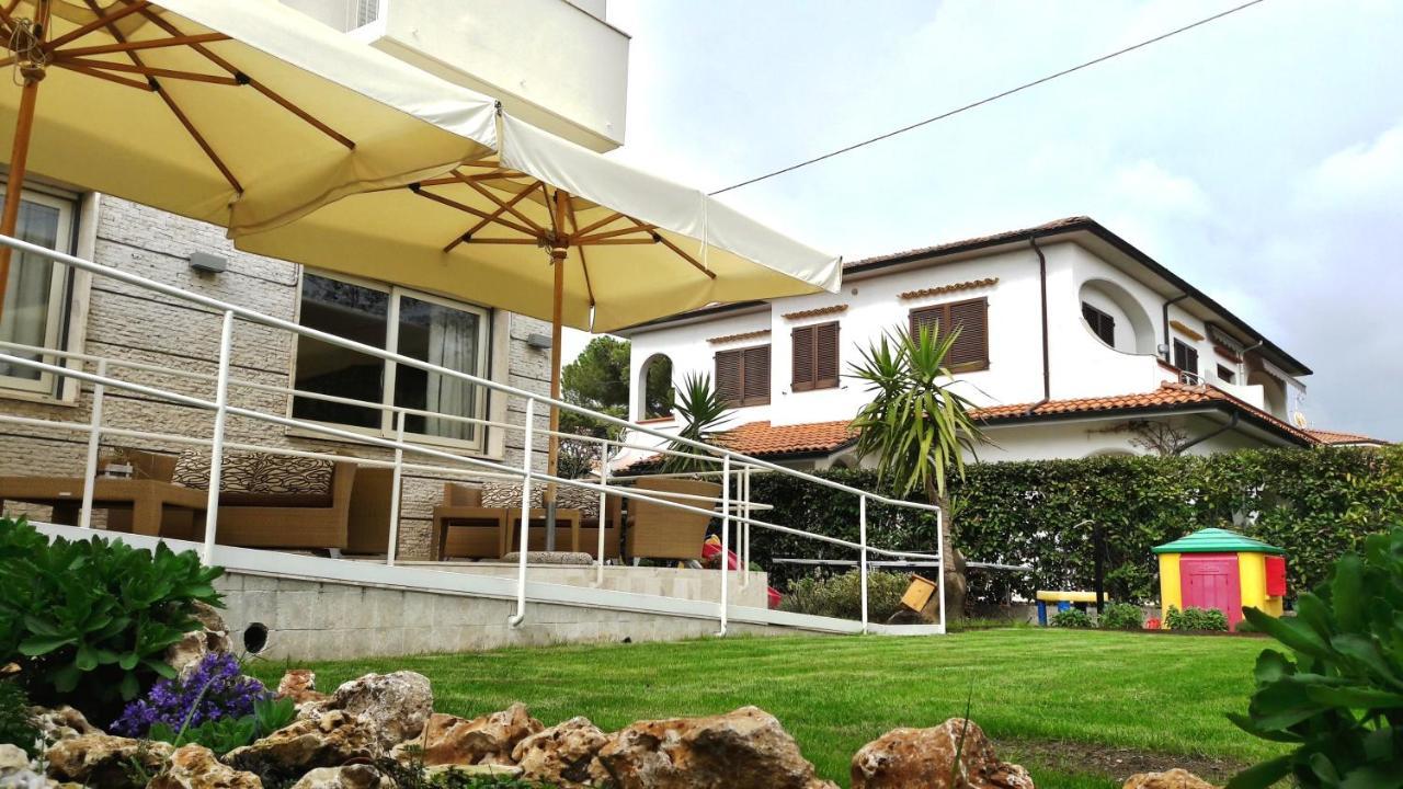 Hotel Crystal مارينا دي بييتراسانْت المظهر الخارجي الصورة