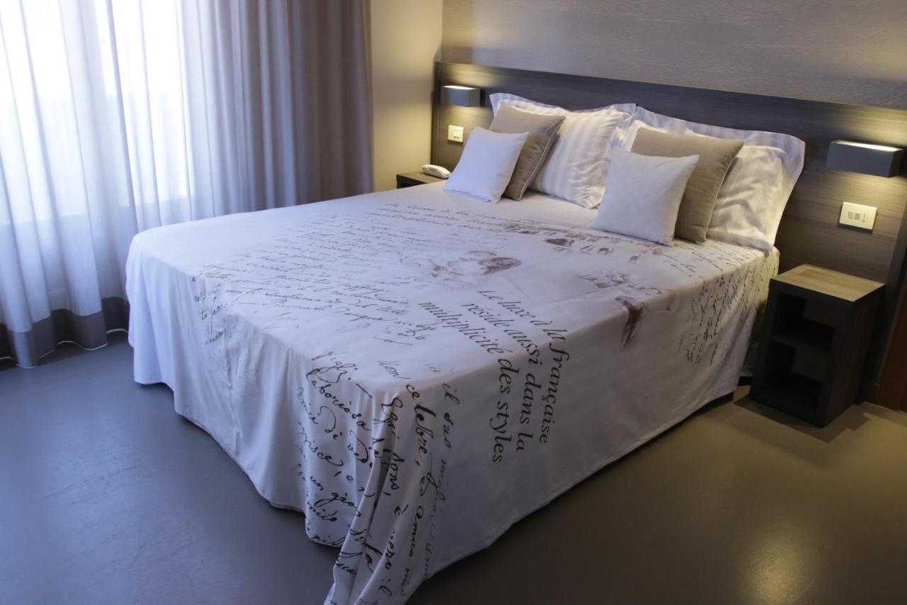 Hotel Crystal مارينا دي بييتراسانْت المظهر الخارجي الصورة