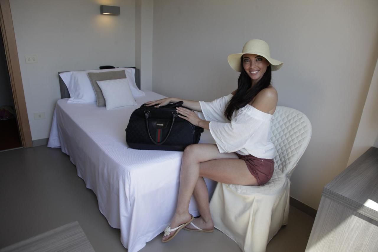 Hotel Crystal مارينا دي بييتراسانْت المظهر الخارجي الصورة